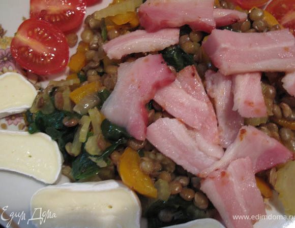 Чечевицу со шпинатом выложить на тарелки, положить сверху обжаренную  грудинку. В Юлином рецепте еще добавлена горгонзола, а я положила мягкий сыр бри, поскольку наша семья еще пока не полюбила сыры с ярко выраженной плесенью. Приятного аппетита!
