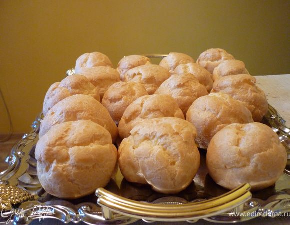 Охлаждённые профитроли начинить начинкой.И приятного аппетита!!!Поверте это очень вкусно!!!