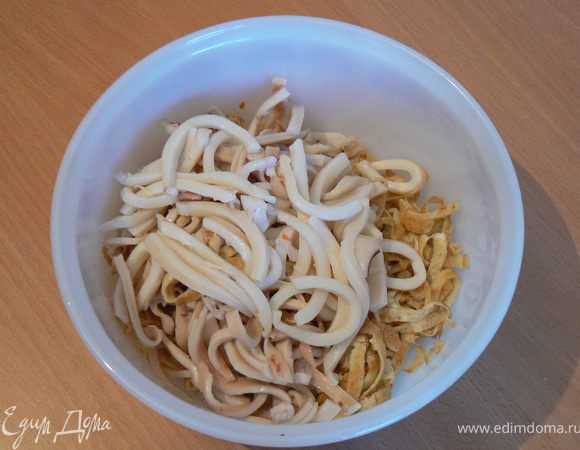 Кальмаров отварить в кипящей воде 3мин., остудить и нарезать соломкой