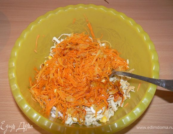 Репчатый лук нарезать  полукольцами и слегка обжарить на растительном масле. Морковь натереть на  терке, добавить к луку и пассеровать вместе ~ 3 мин. 