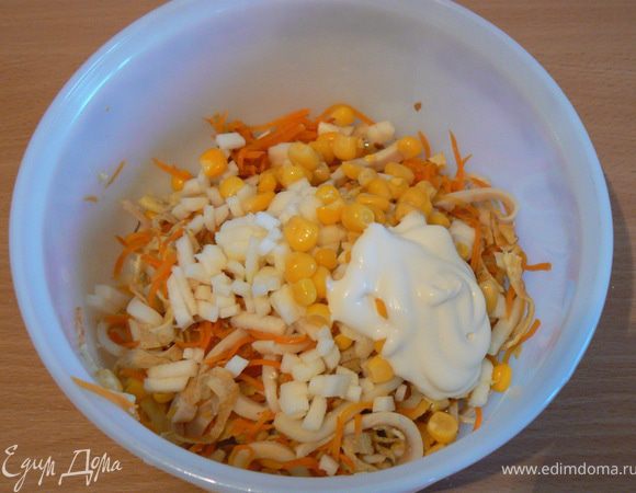 Добавить зубчик чеснока через пресс. Яблоко очистить от шкурки,нарезать маленькими кубиками. Все ингредиенты соединить, перемешать, добавить консервированную кукурузу (без жидкости) и заправить майонезом. По желанию - соль,перец. Украсить зеленью.(или по желанию)
Приятного аппетита!!! 