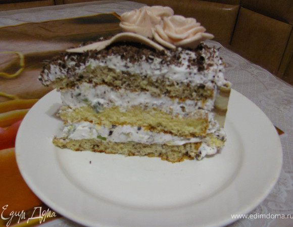 Когда наш тортик пропитается начинаем его украшать. Бока украшаем вафельными трубочками (половинками), сверху хорошо посыпаем тертым шоколадом и сверху украшаем нашими цветочками, бабочками и бантиком. 
ПРИЯТНОГО ВАМ АППЕТИТА!!!
