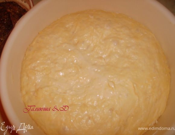 А на следующее утро получается бесподобное, Великолепное тесто, которое у меня поднялось в 4-5 раз, А то и больше наверно. И очень-очень пушистое. И самое главное то, что его можно хранить в холодильнике аж 2 дня, или просто заморозить, только перед работой, просто выложите его из морозильника в холодильник, и на следующее утро можно работать с ним без проблем.