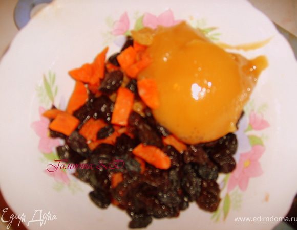 Готовим начинку номер "раз":)))
здесь все просто. сухофрукты и орехи не крупно измельчаем. Добавлем туда мед