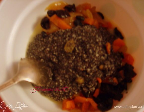 Мак ПЕРЕМОЛОТЫЙ провариваем в молоке вместе с МОЛОТЫМ миндалем и со сливочным маслом, то того, пока он не набухнет и масса не превратится как-будто в крем. Добавляем ванилин.