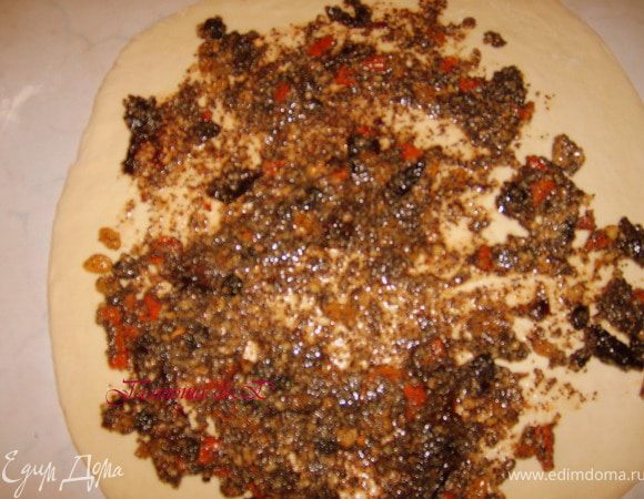 Раскатываем тесто в круг. Намазываем на него начинку на ваш вкус.