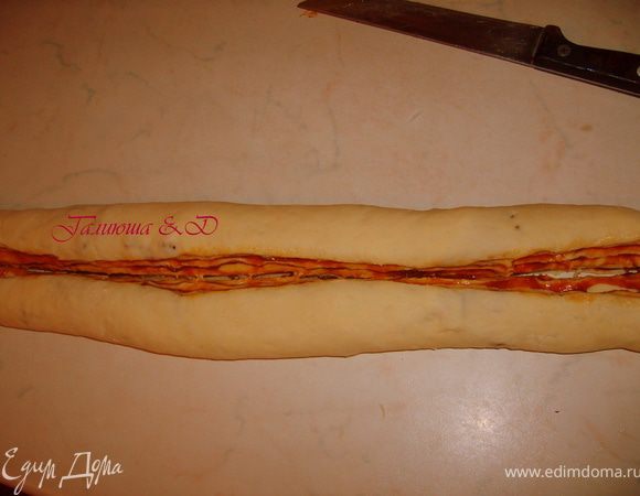 Заворачиваем в рулет, разрезаем рулет пополам ВДОЛЬ. Наша начинка будет выглядывать.