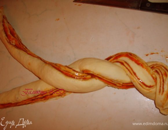 И переплетаем обе половинки в косичку, жгут. Придавая вид короны.