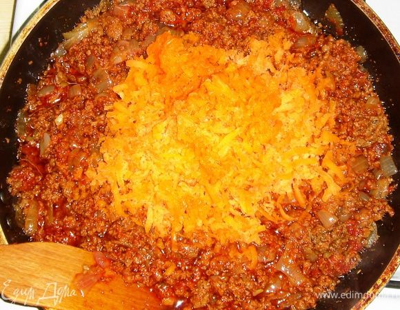 В готовую начинку добавляем натёртую на крупной тёрке замороженную тыкву, перемешиваем  и накрываем сковороду крышкой, чтобы тыква протомилась.
