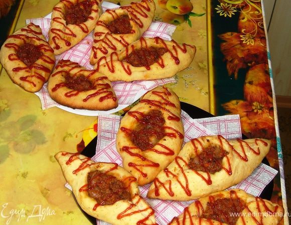 Расстегайчики после полного остывания можно украсить кетчупом или другим соусом))
