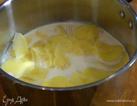 В глубокую кастрюлю влить молоко, сливки, посолить, добавить картофель. Довести до кипения и подержать на огне 1–2 минуты.