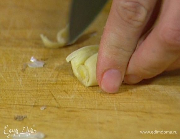 Чеснок почистить и разрезать пополам.