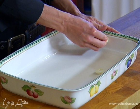 Жаропрочную керамическую форму натереть чесноком, затем отправить чеснок в кастрюлю к картофелю.