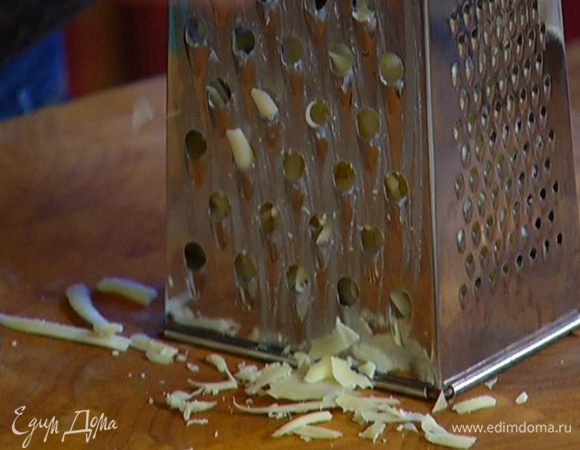 Сыр потереть на крупной терке.