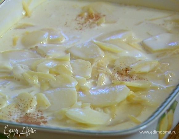 Влить в форму сливки с молоком из кастрюли, добавить еще немного мускатного ореха и посыпать оставшимся сыром. Верхний слой сыра должен быть самым большим.