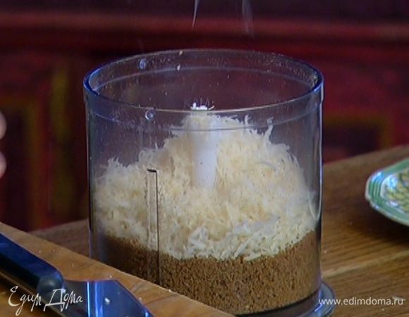 Пармезан натереть на мелкой терке и перемешать с хлебной крошкой.