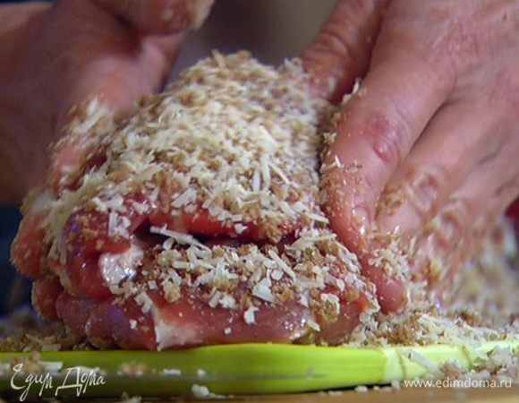 Мясо натереть маринадом, сложить вдоль пополам, скрепить зубочистками или завязать пищевой нитью и обвалять со всех сторон в хлебно-пармезановой крошке.