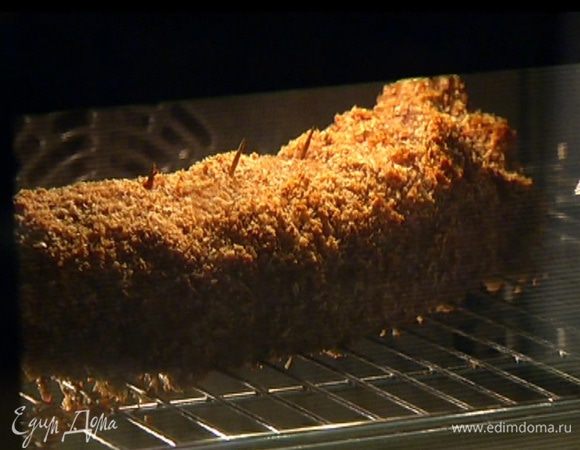 На средний уровень разогретой духовки установить решетку, а под нее — противень. Уложить мясо на решетку и запекать 30 минут, затем понизить температуру до 160°С и продолжать запекать до готовности.