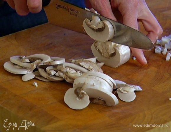 Шампиньоны нарезать пластинками.