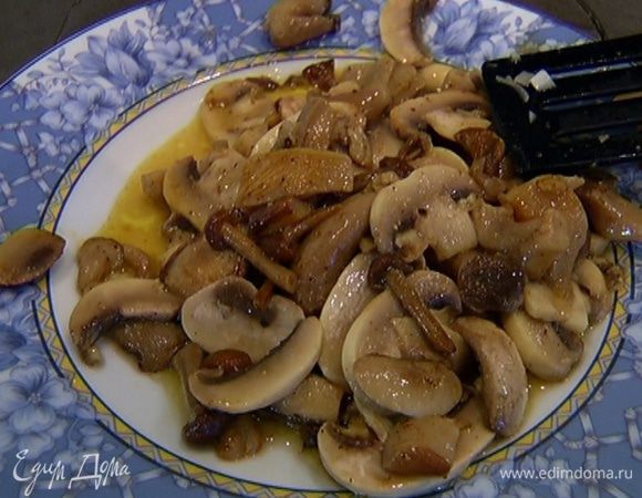 Разогреть в сковороде оливковое масло и 1 ст. ложку сливочного масла, выложить лесные грибы и шампиньоны, добавить по щепотке соли и смеси перца и слегка обжарить, затем шумовкой переложить грибы на тарелку, так чтобы масло осталось в сковороде.