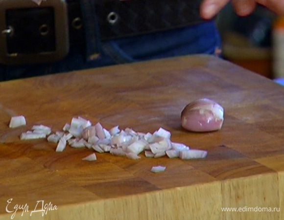 Лук-шалот почистить и мелко порубить.