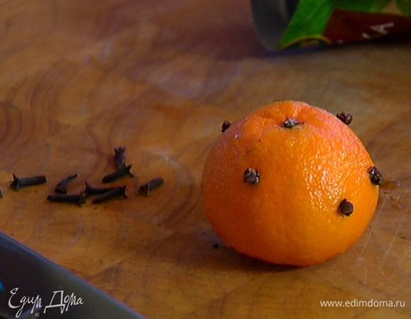 Мандарин вымыть, воткнуть в кожуру гвоздику и часто наколоть вилкой.