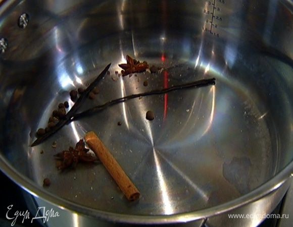 Все пряности всыпать в сухую кастрюлю и прогреть на небольшом огне, чтобы их аромат усилился. 