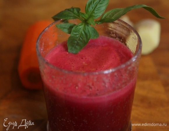 Мандарин вынуть, глинтвейн процедить, перелить в пластиковую форму, остудить и отправить в морозильник. Каждый час перемешивать сорбе деревянной ложкой, чтобы замерзло равномерно.