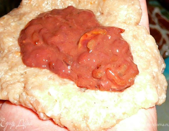 Сформировать из фарша лепешки,выложить на середину печеночно грибной фарш,защипать края соединив их или же накрыть второй лепешкой.