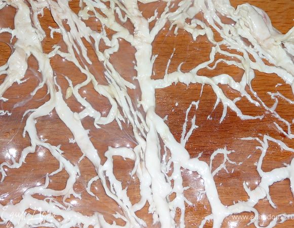 От жировой сетки отрезать кусок.