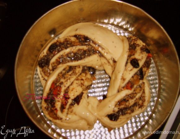 Укаладываем ее в форму, смазанную сливочным маслом. 