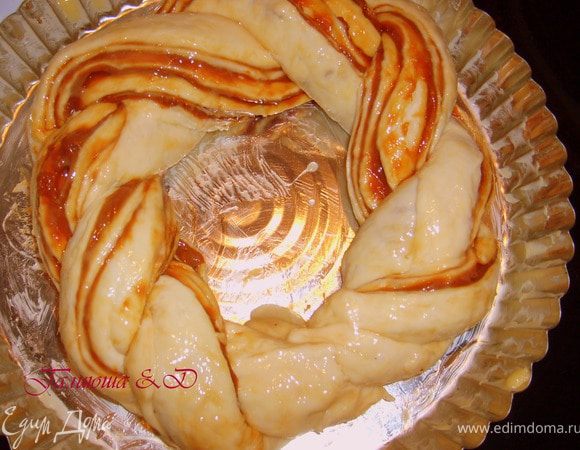 У меня обе на 26 см. Смазать их желтком смешанным с молоком. И дать постоять еще минут 20-25 чтобы корона немного поднялась.