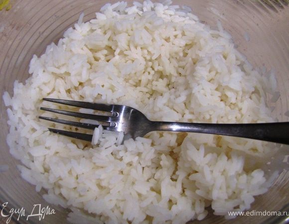 Сначала приготовьте рис. Рис вы можете приготовить способом, к которому вы привыкли или указанным ниже.
Промойте рис в проточной воде до прозрачности воды.
Откиньте на дуршлаг.
Залейте водой в кастрюле и оставьте на 30 минут.
Закройте кастрюлю крышкой и доведите до кипения. Варите на сильном огне в течение 15 минут.
Уменьшите огонь до минимума и варите под крышкой еще 10 минут.
Снимите с огня, откройте крышку и дайте постоять 5 минут.
Переложите горячий рис в большую неглубокую миску. Полейте суши-уксусом.
По правилам теперь рис необходимо быстро остудить. Для этого его надо обмахивать веером.
Перемешивайте рис деревянной лопаткой, пока рис не остынет до комнатной температуры.
Рис должен получиться блестящим и слегка клейковатым.