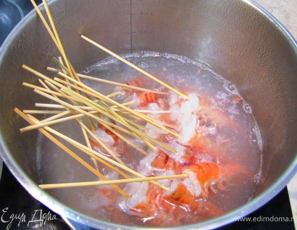 Теперь готовим креветки. Разморозьте креветки либо в микроволновке в специальном режиме, либо в холодильнике. Лучше, если вы это сделаете в холодильнике, так креветки получатся наиболее нежными.
Оторвите головы, если они есть. Нанизывайте все креветки по одной на шпажки, чтобы при варке они не скрутились, как это обычно происходит.
Возьмите три литра воды и стакан рисового уксуса. Закипятите смесь уксуса с водой на сильном огне и положите туда креветки. Как только вода снова закипит сразу выключите огонь, накройте крышкой и продержите креветки в кипятке в течение 3-х минут.