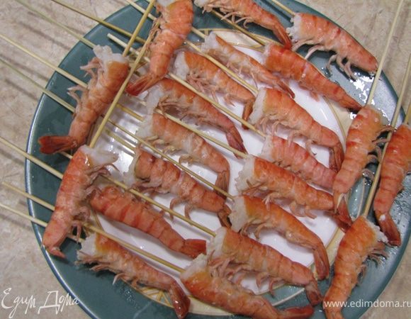 Выложите креветки на тарелку и оставьте остывать до комнатной температуры.