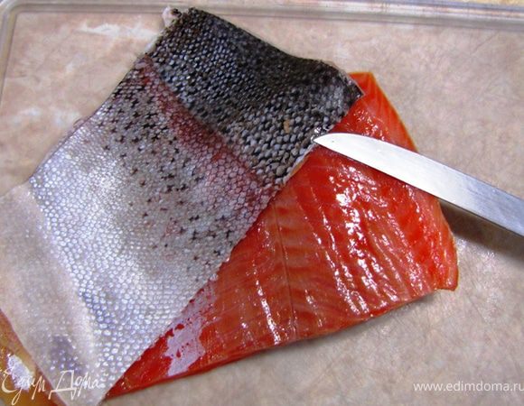 Теперь препарируем рыбу.
У меня кусок филе на коже. Для того, чтобы его разобрать тонким острым ножом проведите вдоль кожи, делая слегка "пилящие" движения, чтобы срезать кожу.