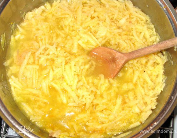 Из апельсинового сока, цедры апельсина, натертой айвы и сахара сварить конфитюр (в течении 2-х часов).