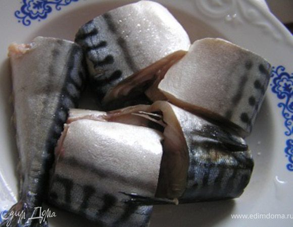 Скумбрию промыть, нарезать на порционные куски,