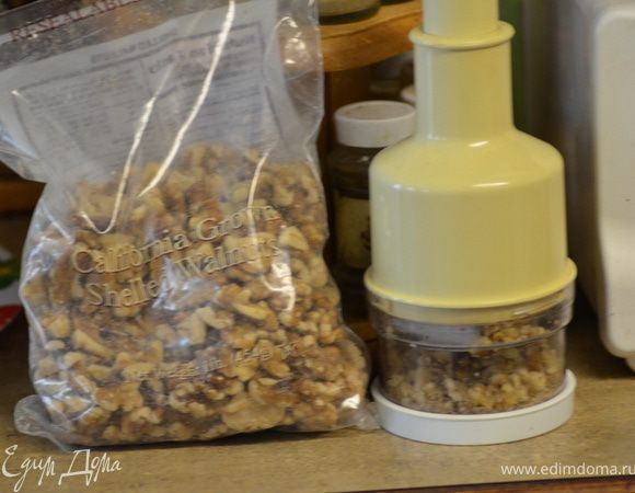 В кастрюльку вылить молоко, выложить сахар,соль и 2 стол.л слив.масла.Готовить помешивая на сред.огне.Как закипит помешивать 5 мин. и после снять с огня.
Орехи разрубить.