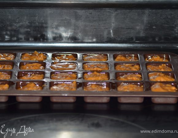 Добавить в горячую массу маршмэллоу,упаковку ириск.кусочков,
порубленные орехи и кленов.сироп.Все хорошо перемешать до полного растворения маршмэллоу и ирисок.Вылить в форму,разровнять.