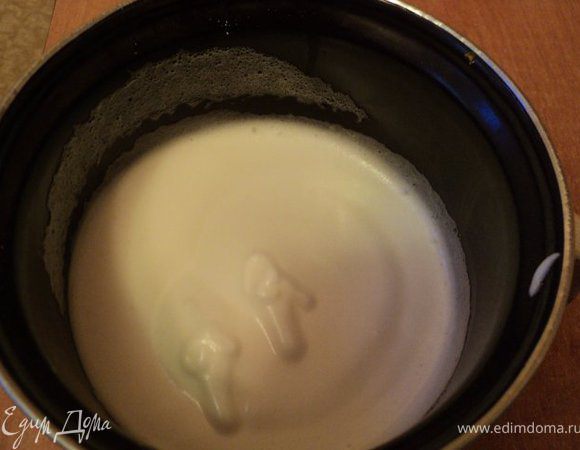 Взбить белки со щепоткой соли до устойчивых пиков, желтки растереть с сахаром до побеления.