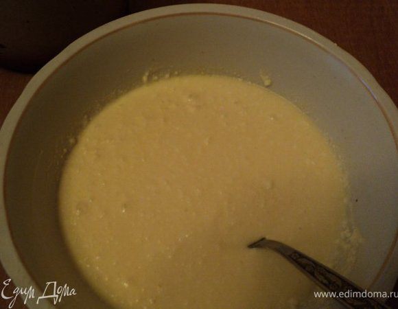  В желтки добавить размягченный маргарин и ввести постепенно взбитые белки и растительное масло