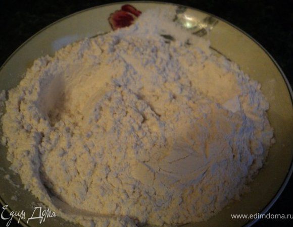 и муку, смешанную с разрыхлителем и ванильным сахаром, размешать до однородной массы.