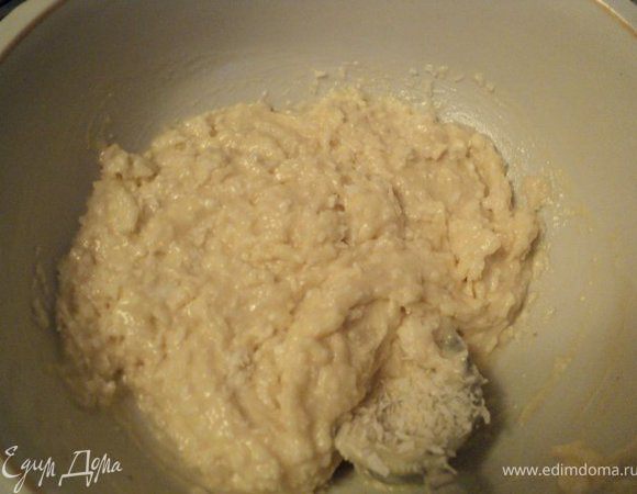 Тесто разделить на 4 части. В одну часть добавить кокосовую стружку, перемешать.  