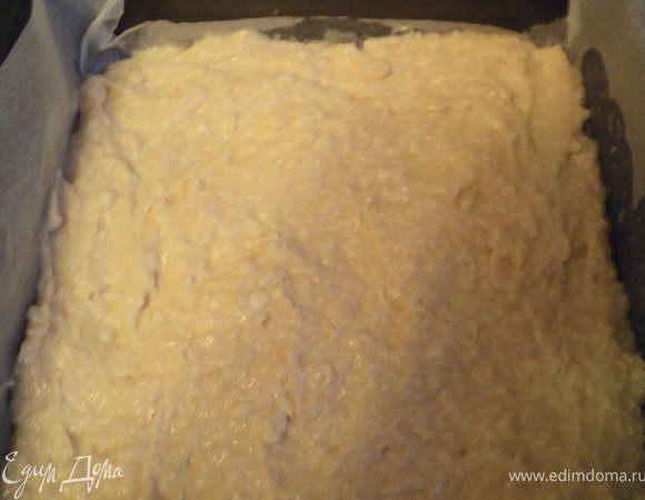 Форму для выпечки застелить бумагой для выпечки, смазать маслом, выложить тесто. Выпекать в духовке при температуре 180 градусов 15мин.