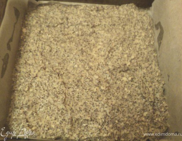 Во вторую часть теста добавить сухой мак , выпекать также как и первый корж.