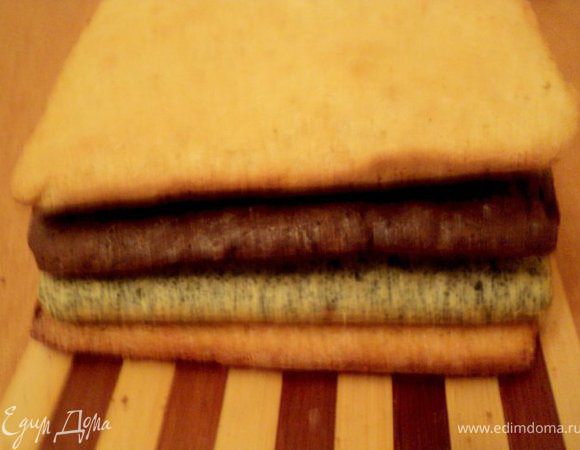Таким образом мы получим 4 разноцветных коржа.