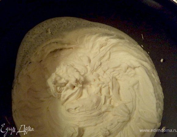 Приготовим крем. Крем можно приготовить любой: заварной, сметанный. У меня взбитые с сахаром сливки.