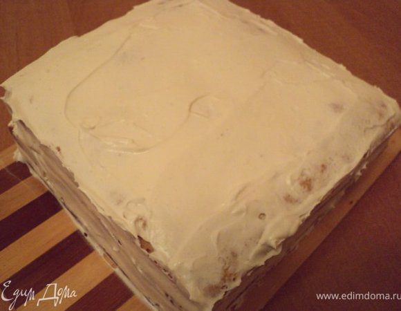 Коржи сложить друг на друга, переслаивая кремом. Кремом смазать верх и бока пляцка.