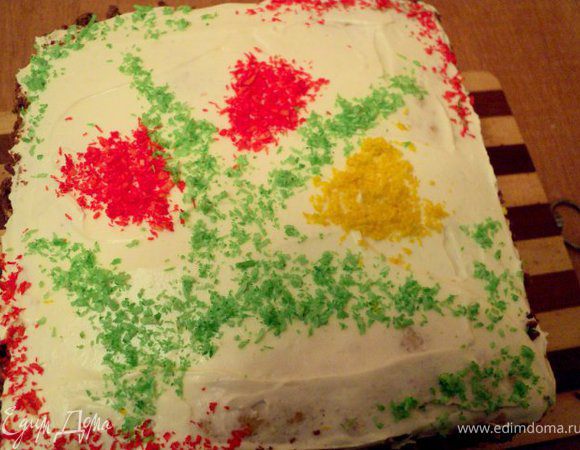 Бока  обсыпать бисквитной крошкой, верх украсить кокосовой стружкой или по своему усмотрению. Поставить пляцок в холодильник на 3 часа.